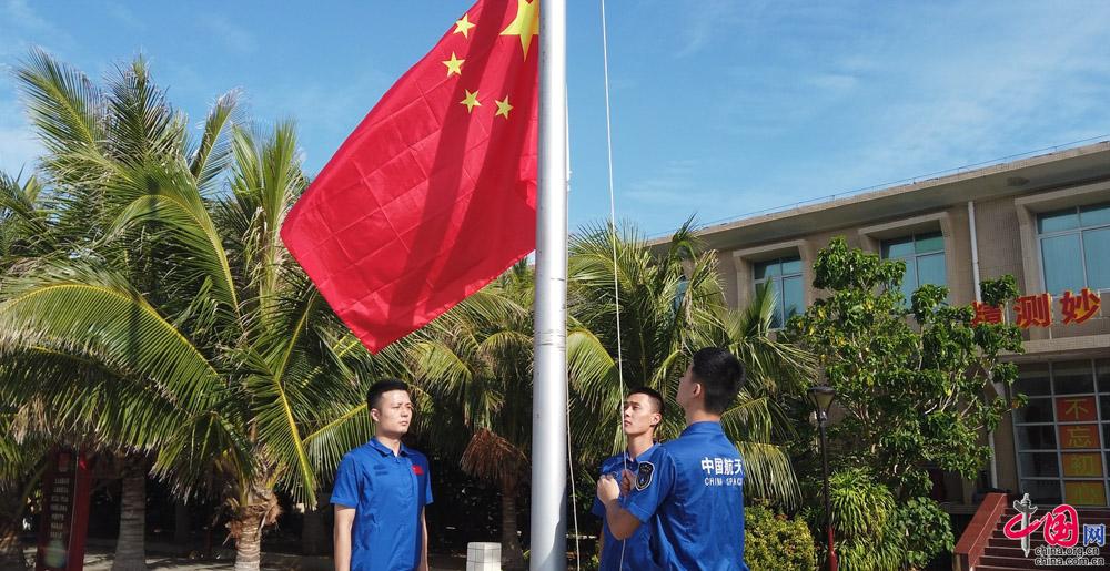 曾遨游太空的五星红旗在三沙升起