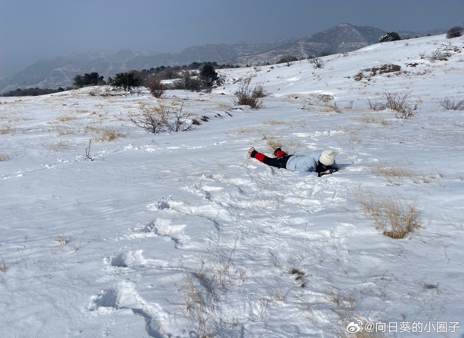 我们一起去踩雪吧,让我们一起去享受雪地漫步吧