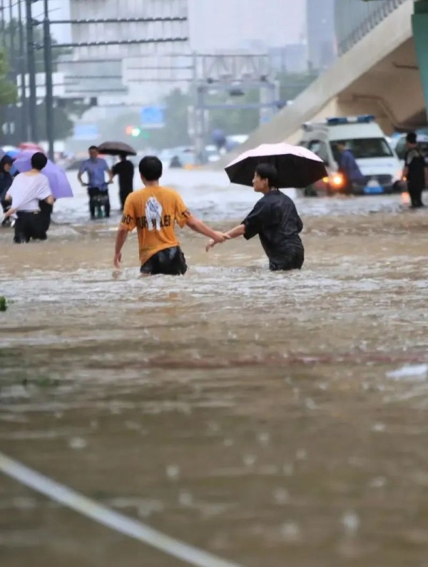 郑州暴雨最新消息,郑州遭遇罕见暴雨，最新灾情动态持续更新。