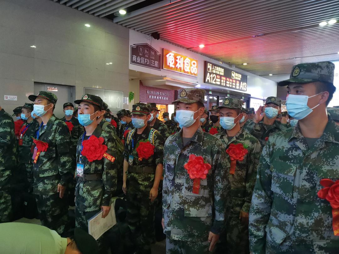 沈阳市民街头迎接英雄回家,沈阳市民热情欢送英雄归来