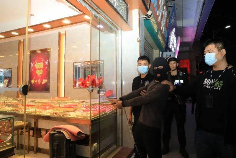 金店被抢损失过千万？警方调查,千万金饰遭劫，警方全力侦查